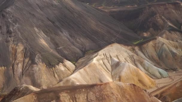 Landmannalaugar Kleurrijke bergen op de Laugavegur wandelweg. IJsland. De combinatie van lagen van veelkleurige rotsen, mineralen, gras en mos — Stockvideo