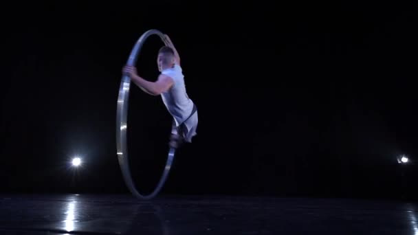 Цирк-художник показує концентрацію і баланс під час обертання на колесі Cyr — стокове відео