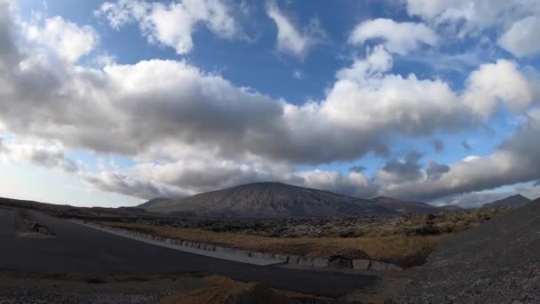時間のピーク時に白い曇りキャップとSnaefellsjokull国立公園の山の経過。アイスランド — ストック動画
