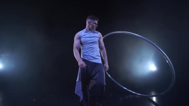 Circus artiest dansend met cyr wiel. begrip concentratie, wilskracht en beweging — Stockvideo