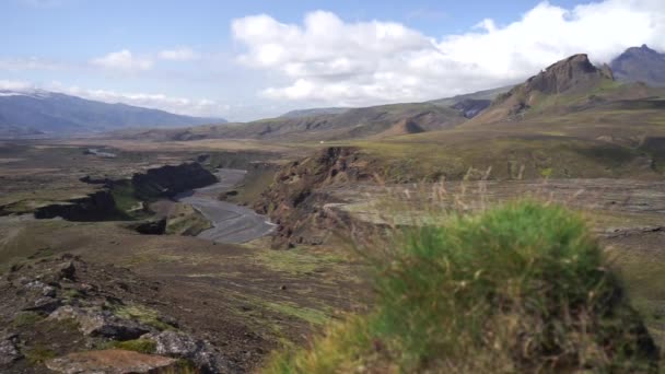 Ісландський вулканічний ландшафт з каньйоном, річкою і синім небом. Ісландія — стокове відео