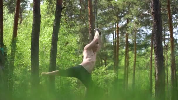 Circus artiest doet repetitie in het bos tijdens quarantaine en isolatie — Stockvideo