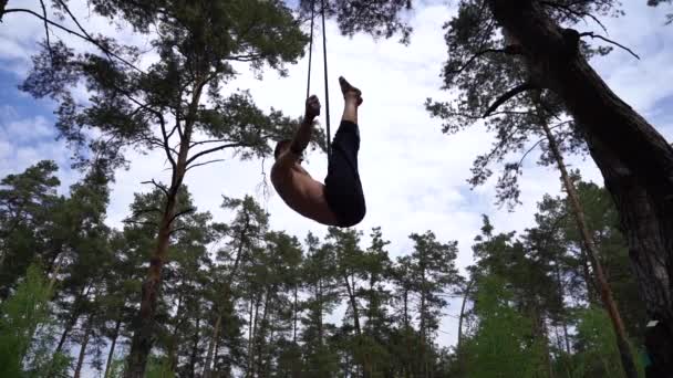 Артист цирка репетирует в лесу во время карантина и изоляции — стоковое видео