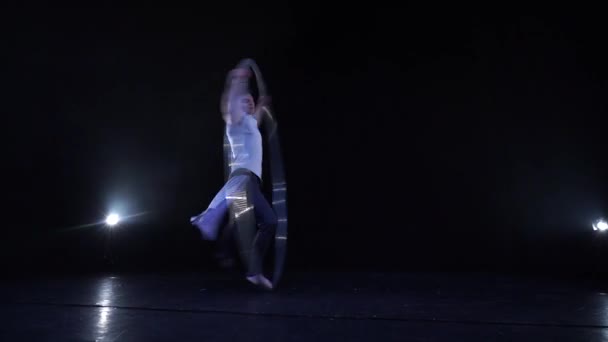 Artiste de cirque musculaire tournant sur une roue Cyr au ralenti. Concept de mouvement, mouvement et équilibre — Video