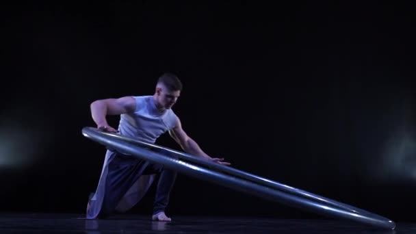 М'язистий цирк художник обертається на колесі Кіра в повільному русі. Концепція руху, руху та балансу — стокове відео