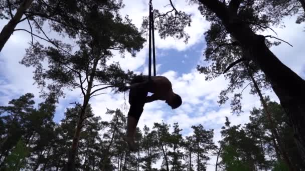 Seniman sirkus melakukan calisthenics di taman hijau dengan tali udara. — Stok Video