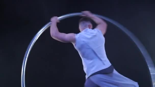 서커스단 예술가가 바퀴로 춤을 추고 있습니다. 집중력, 의지력, 운동에 대한 개념 — 비디오