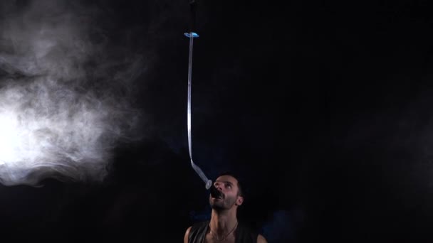 Cirkus artist hålla kniv i munnen och hålla balansen svärd på den — Stockvideo
