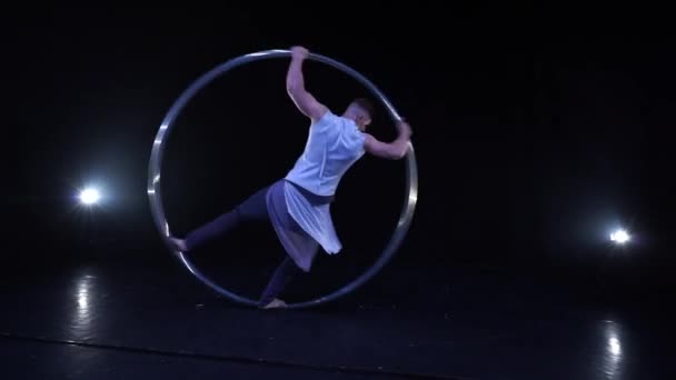 Athlète musculaire faisant des tours sur une roue Cyr au ralenti. Concept de contrôle et de concentration — Video