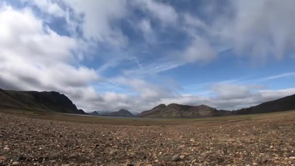 Caducidad de la vista panorámica con el paisaje volcánico y el increíble movimiento de las nubes. Islandia, Laugavegur trekking — Vídeo de stock