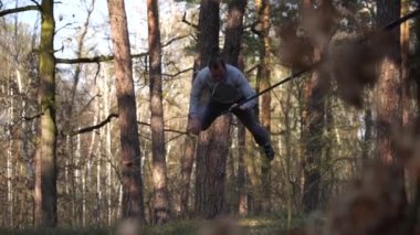 Adam atlıyor ve ağır çekimde ip ip üzerinde numaralar yapıyor. 