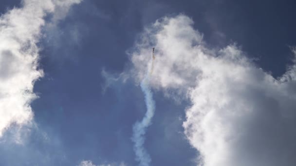 Aereo con elica al rallentatore disegna modelli di fumo in cielo mostrando trucchi — Video Stock