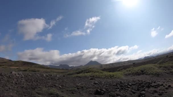 Včasná doba sopečné krajiny a mraků na modré obloze. Laugavegur trek, Island — Stock video