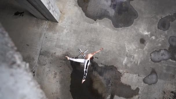 남성 서커스 예술가가 한 손으로 돌고 균형을 잡고 있습니다. 예술, 공연, 움직임의 개념 — 비디오