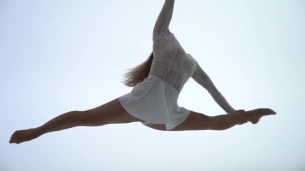 Жінка-повітряна стрічка виконує виступ на білому тлі. Поняття бажання. елегантність і імпульс — стокове відео