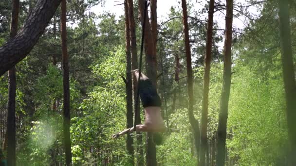 Hombre haciendo calistenia en el parque verde. Naturaleza y medio ambiente saludables — Vídeo de stock