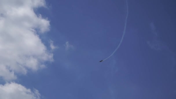 Avion avec hélice au ralenti dessine des modèles de fumée dans le ciel montrant des astuces — Video