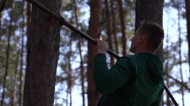 Ormandaki yatay çubukta çalışan bir adam. Sağlıklı yaşam tarzı