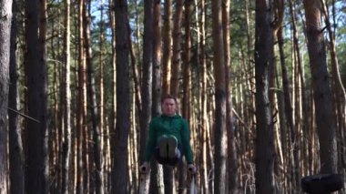 Ormandaki paralel barlarda jimnastik yapan bir adam. Sağlıklı yaşam tarzı