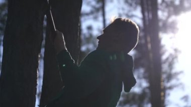 Ormandaki yatay çubukta çalışan bir adam. Sağlıklı yaşam tarzı