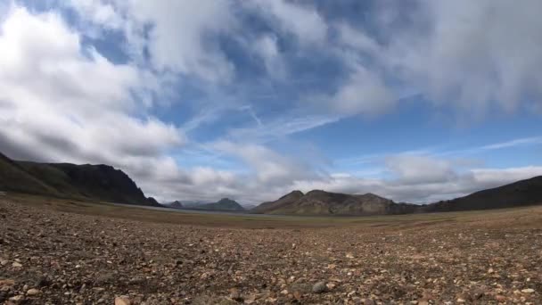 Timelapse del paisaje volcánico y nubes en el cielo azul. Trek Laugavegur, Islandia — Vídeo de stock