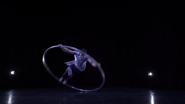 Чоловічий м'язовий акробат показує складні трюки для рівноваги та концентрації під час обертання на колесі Cyr — стокове відео