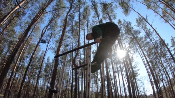 Homme faisant du gymnastique sur les barres parallèles dans la forêt. Mode de vie sain — Video