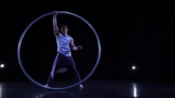 Seniman sirkus menunjukkan konsentrasi dan keseimbangan ketika berputar pada roda Cyr — Stok Video