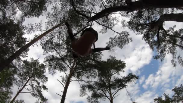 Artista de circo ensayando en el bosque durante cuarentena y aislamiento — Vídeo de stock