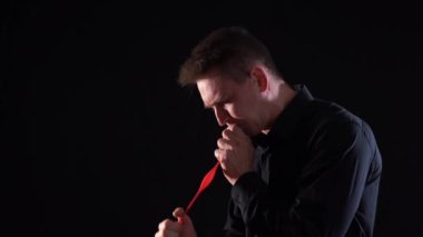 İnsan siyah arka planda izole edilmiş uzunluğuyla uzun balon şişiremez. 