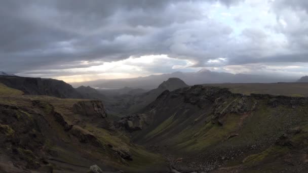Zeitraffer aus Wolken, grünem Canyon und Berggipfel während des dramatischen, farbenfrohen Sonnenuntergangs auf dem Fimmvorduhals-Wanderweg bei Thorsmork — Stockvideo