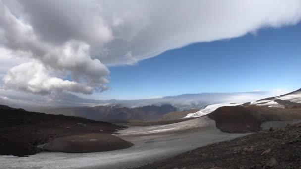 A vulkáni táj és a gleccser időeltolódása a hamuvihar idején a Fimmvorduhals ösvényen, a felhők nagyon gyorsan terjednek Izlandon. — Stock videók