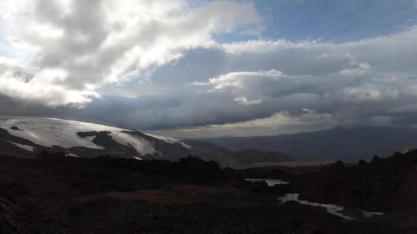 Timelapse av vackert landskap med glaciär på Fimmvorduhals leden under solnedgången, Island — Stockvideo