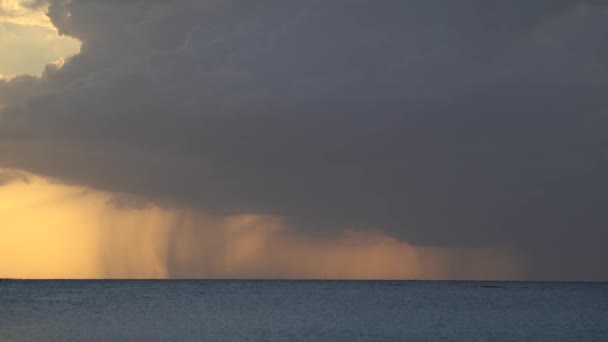 Fuertes lluvias, nubes tormentosas y tormentas sobre el paisaje marino durante la dramática puesta del sol — Vídeos de Stock