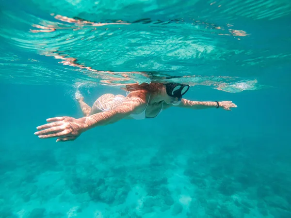 Жінка плаває під водою. Концепція відпустки, підводного плавання та природи. Знімок, зроблений підводним фотоапаратом — стокове фото