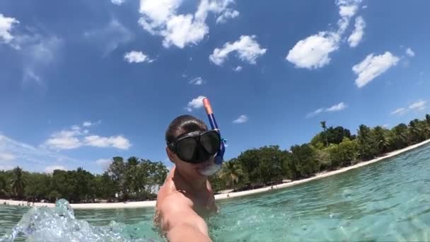 Joven hombre en buceo máscara de snorkel en el agua con salpicaduras y burbujas tomadas bajo el agua en cámara lenta. concepto de vacaciones, viajes y aventura. — Vídeo de stock