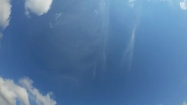 Mavi gökyüzünde beyaz bulutların zamanı. Zaman ve çevre kavramı 