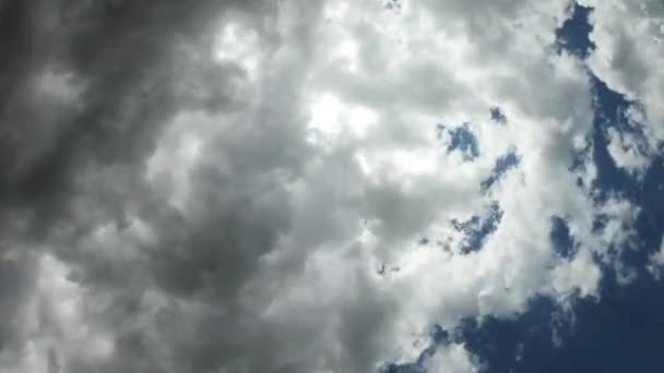 A kék égbolton fehér felhők időapálya. Az éghajlatváltozás és a globális felmelegedés fogalma — Stock videók