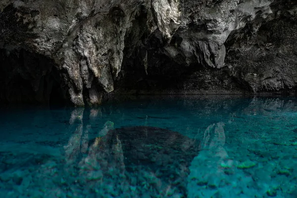 Lago en la cabe de aguas azules claras y tranquilas con reflejo. Concepto de viaje y aventura — Foto de Stock