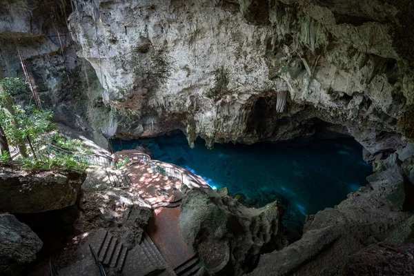 Lago azul Los Tres Ojos en cueva de piedra caliza en Santo Domingo, República Dominicana — Foto de Stock