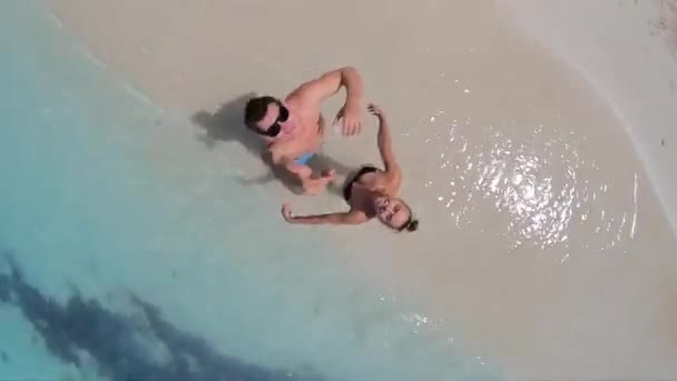 Casal feliz na praia tropical se divertindo com drone. conceito de férias, viagens e lazer — Vídeo de Stock