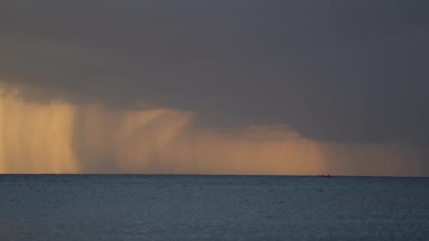 Chuva forte, nuvens tempestuosas e tempestade sobre a paisagem marinha durante o pôr do sol dramático — Vídeo de Stock