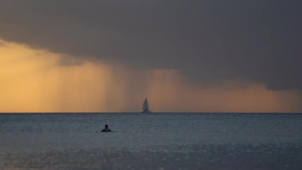 Velero entra en la tormenta con la lluvia durante el atardecer dramático. Concepto de pasión y sueño — Vídeo de stock