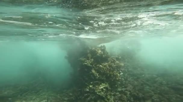 Onderwater zeegolf breken op rots onder het oppervlak met luchtbellen in slow motion — Stockvideo