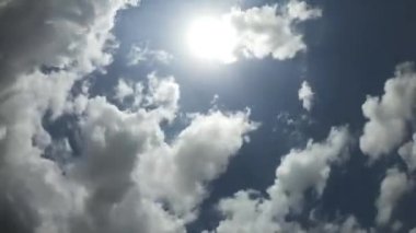 Mavi gökyüzünde beyaz bulutların zamanı. Zaman ve çevre kavramı 