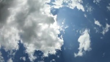 Mavi gökyüzünde beyaz bulutların zamanı. İklim Değişikliği ve Küresel Isınma Kavramı