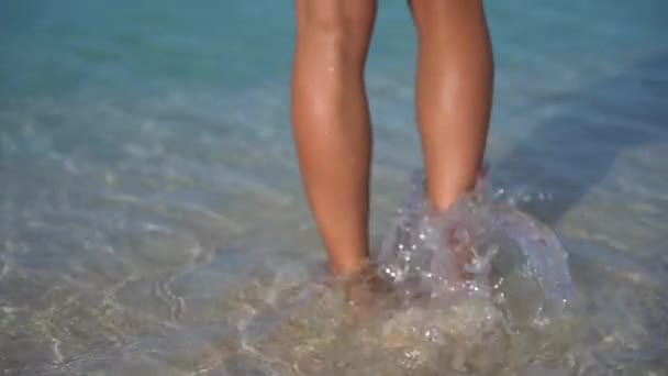 Mujer sexy en bikini blanco caminando por la playa con agua cristalina en cámara lenta. concepto de vacaciones, vacaciones y resort — Vídeo de stock