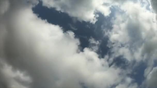 Tijdspanne van witte wolken aan de blauwe hemel. begrip tijdsverloop en milieu — Stockvideo