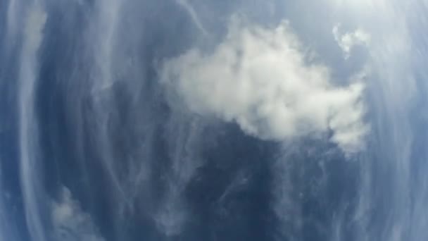 Tijdspanne van witte wolken aan de blauwe hemel. Concept van klimaatverandering en opwarming van de aarde — Stockvideo