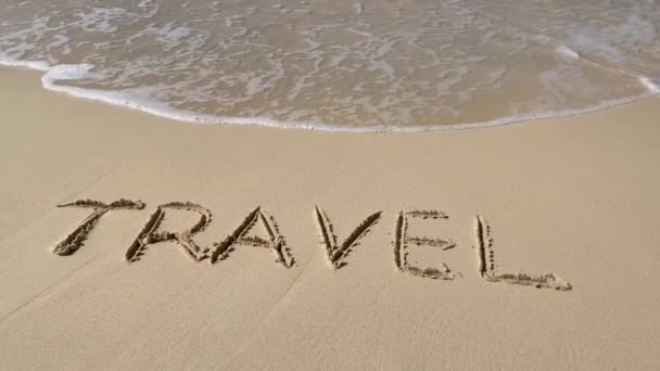 Напис на піску Подорож з хвилями приходить з повільним рухом на пляжі. Концепція відпустки та відпочинку — стокове відео